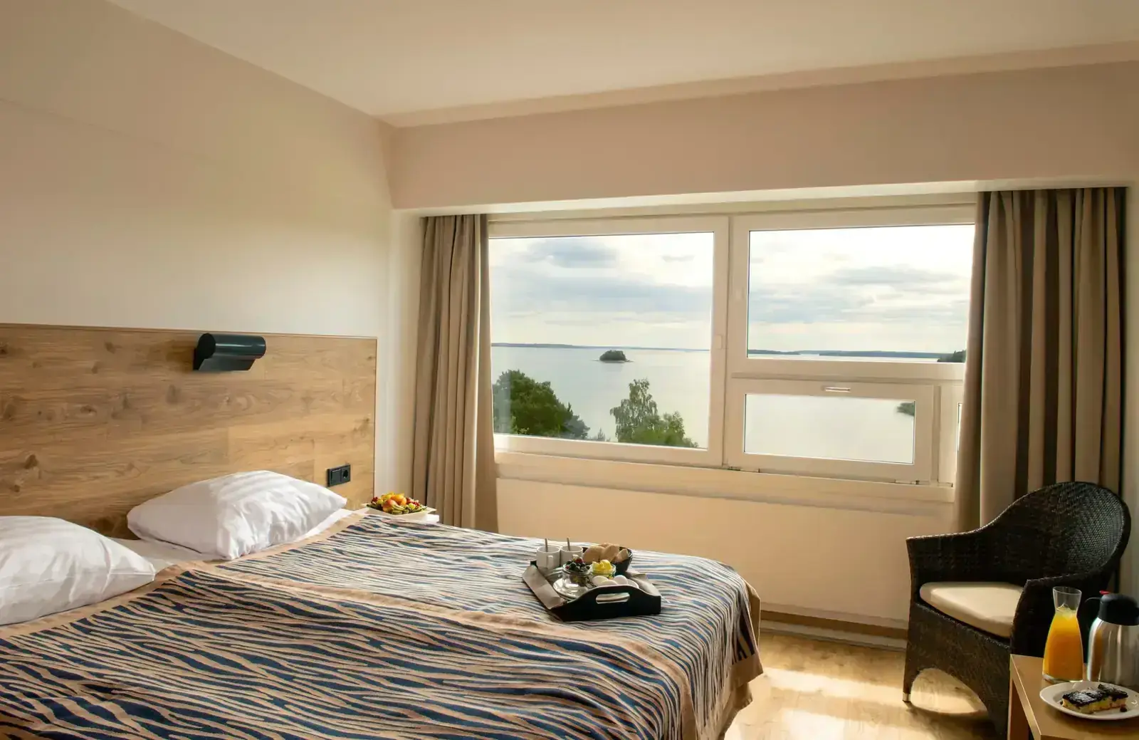 Hotellihuone merinäköalalla