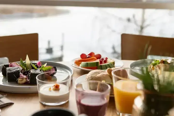 Kattaus terveellistä ruokaa ikkunan ääressä, taustalla meri